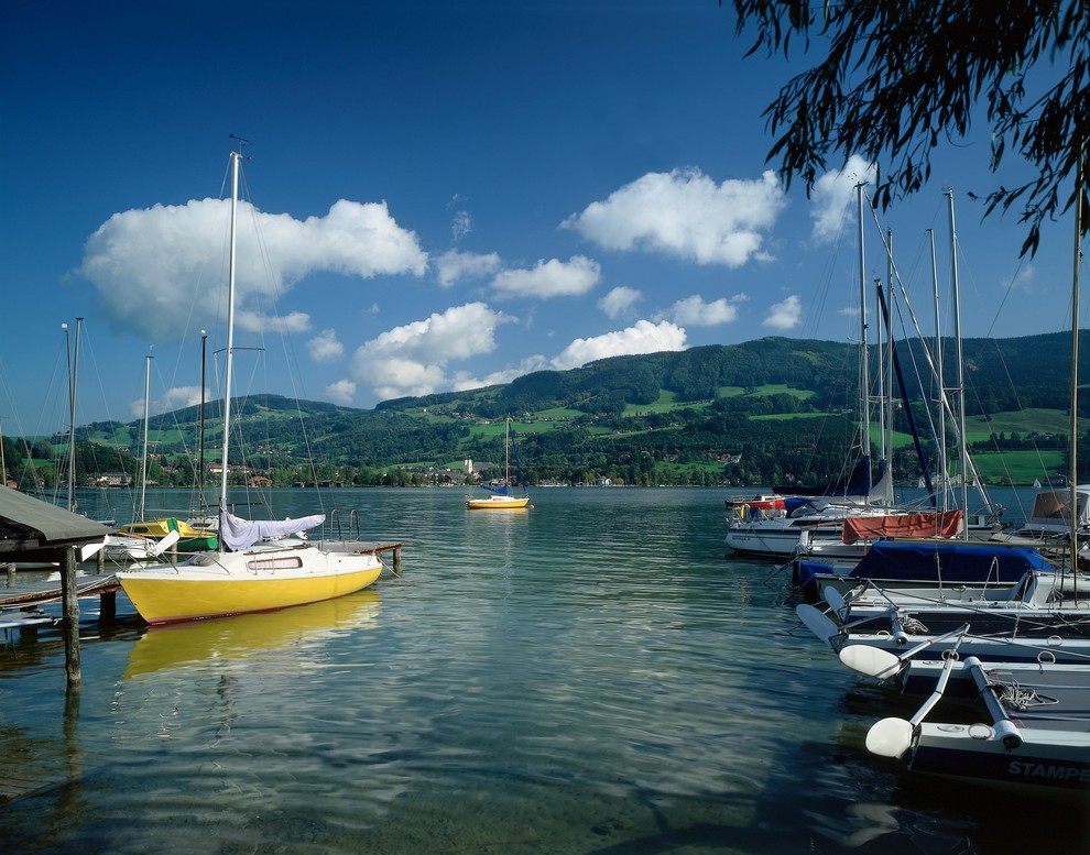 MESEČEVO JEZERO, AVSTRIJA Tudi v sosednji Avstriji je kar nekaj kristalno čistih alpskih jezer. Med najpopularnejšimi je Mondsee ali »Mesečevo …