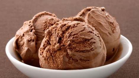Slasten čokoladni sladoled iz samo 2 sestavin, ki jih imate gotovo že v svoji kuhinji