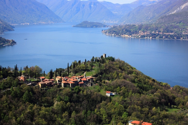 JEZERO LAGO DI COMO, ITALIJA V Italiji se skriva ogromno krasnih turističnih destinacij, med katerimi je tudi jezero Como (Lago …