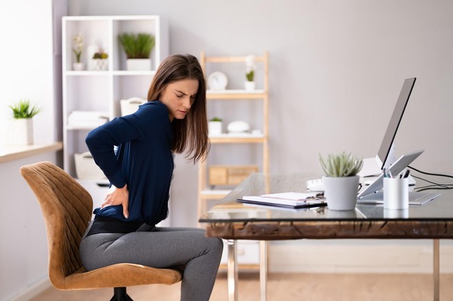 Vas boli spodnji del hrbta? To je posledica teh "nedolžnih" navad, ki jih počnete vsak dan