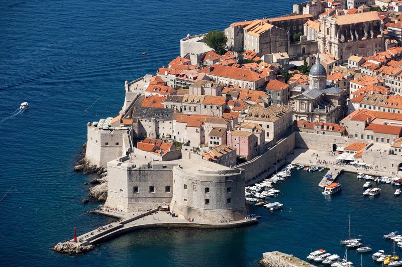 V Dubrovniku se skriva ena najlepših hrvaških plaž – a čeprav ste mesto že obiskali, te plaže zelo verjetno niste še nikoli videli (foto: Profimedia)