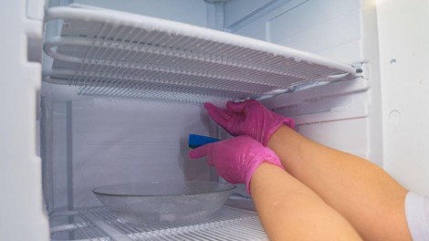 Z enostavnim trikom boste hladilnik odmrznili v 10 minutah