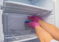 Trik, ki bi ga moral poznati vsak: tako boste hladilnik odmrznili v 10 minutah