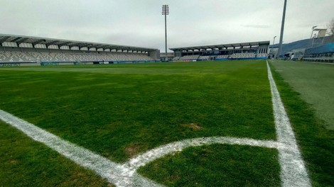Drama na nogometni tekmi v Novi Gorici: hišnik nezavesten obležal v mlaki krvi