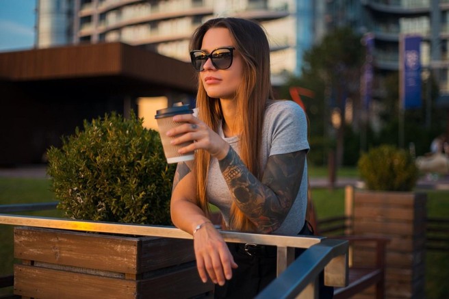 Mnogo ljudi si jutranjega prebujanja ne more predstavljati brez skodelice kave. Čeprav lahko kava hitro naredi čudežne učinke pri zbujanju in začetku dneva, pa je ni dobro piti že prvo uro potem, ko ste se zbudili. 

Po besedah Rexa Isapa, strokovnjaka za spanje in direktorja podjetja Happy Beds, je poseganje po skodelici tekočih nebes v nasprotju z naravnimi odzivi telesa v fazi prebujanja. 

Ko je govora o idealnem času za prvo kavo, se nam zdi, da se takoj po prebujenju zatečemo h kuhanju prve kave. Idealno pa bi bilo počakati eno uro, da bi resnično izkoristili prednosti jutranje kave.

Kje tiči glavni razlog? ➡️