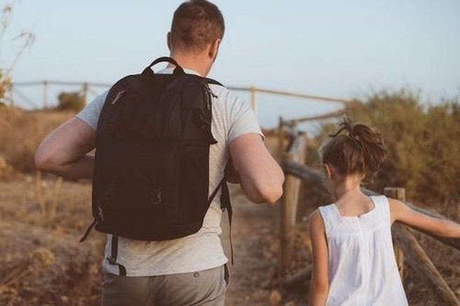 Moški zaračunal 100 dolarjev bivši ženi, ker zaradi varstva hčerke ni moral v službo. Meni, da je plačilo upravičeno - kaj pravite?