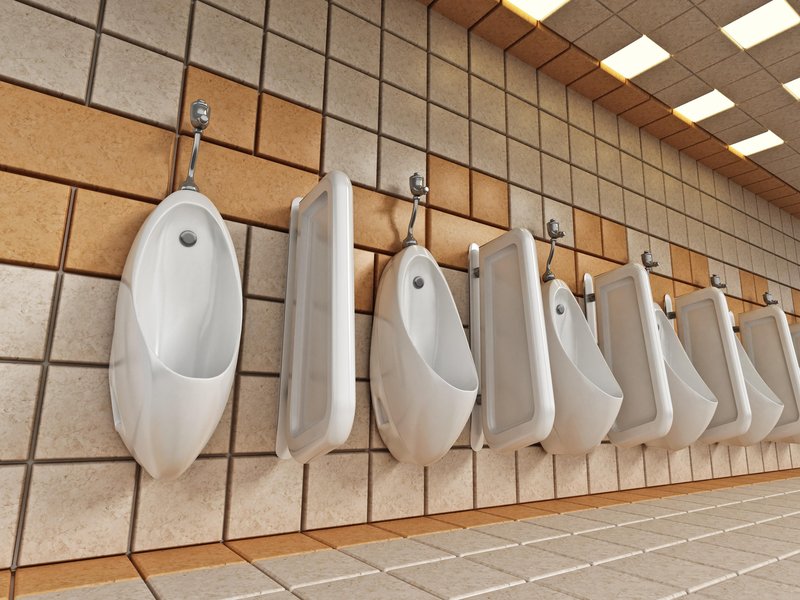 Urolog razkriva: ZATO moški nikoli ne bi smeli urinirati stoje!