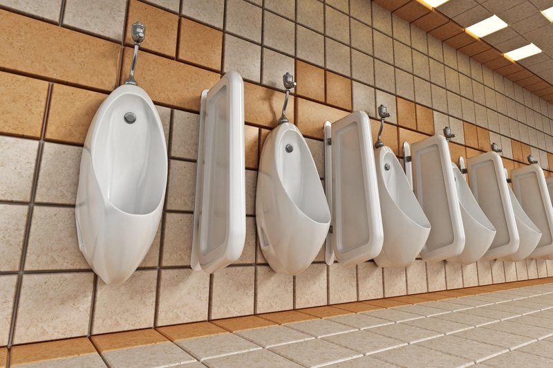 Urolog razkriva: ZATO moški nikoli ne bi smeli urinirati stoje! (foto: Profimedia)