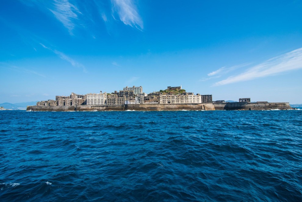 Otok Hashima, Japonska Otok, ki je danes popolnoma zapuščen, je bila nekoč ena najgosteje poseljenih regij na svetu – od …