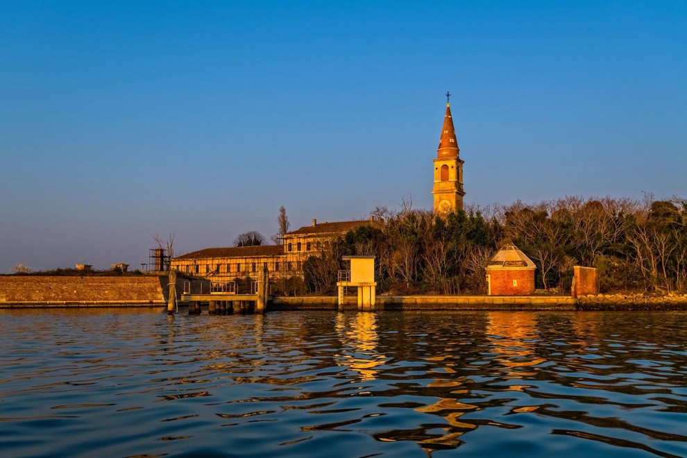 Poveglia, Italija Otočku ob Benetkah pravijo tudi otok norosti. Na otok so najprej izganjali ljudi z nalezljivimi boleznimi, od leta …