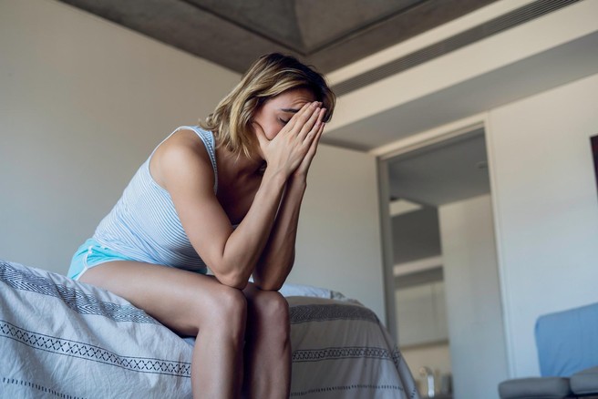 Razlog se imenuje stresni hormon KORTIZOL. 

Kortizol je odziv na določene vsakdanje življenjske razmere, ki ima velik vpliv na delovanje telesa. Povzroča reakcije v živčnem sistemu, vpliva na spremembe hormonov, prebavo, nespečnost, depresijo, ščitnico in celo telesno težo. 


Visoka raven kortizola deluje slabo za telo tudi v smislu prehranjevanja, saj kortizol telesu signalizira, naj poje več, da ima dovolj rezerv za obrambo telesa pred stresom, zato se lahko nakopiči odvečna maščoba na vseh predelih telesa kjer si je najmanj želite. To se še posebej odraža okrog trebuha, saj kortizol preprečuje porabo maščob.