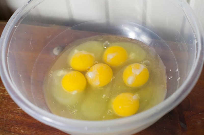 Kaj je tista bela nitasta stvar v jajcu? Bi morali takšno jajce zavreči?