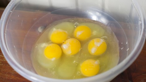 Kaj je tista bela nitasta stvar v jajcu? Bi morali takšno jajce zavreči?