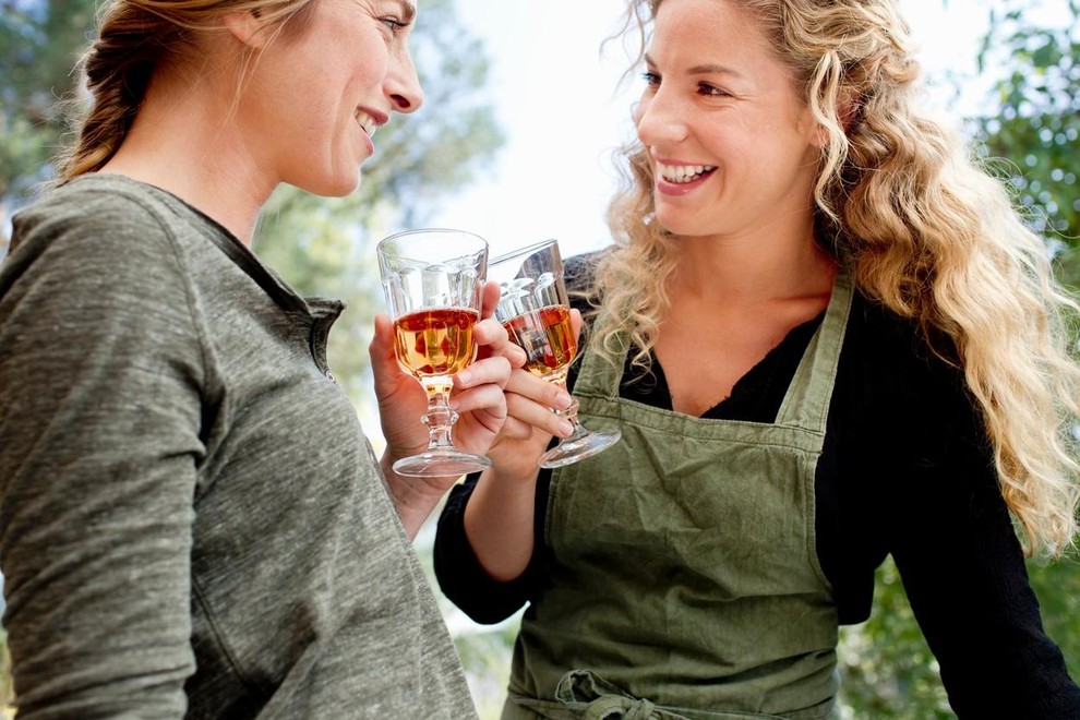 OMEJITE VNOS ALKOHOLA Čeprav se vam zdi, da z 1 kozarcem vina dnevno ne povzročate škode zdravju, ampak celo naredite …