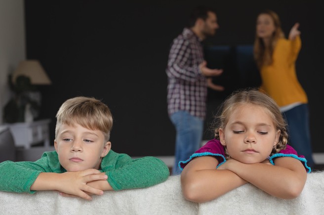 5 znakov odraščanja v TOKSIČNI DRUŽINI, ki na vas vplivajo tudi v odraslosti