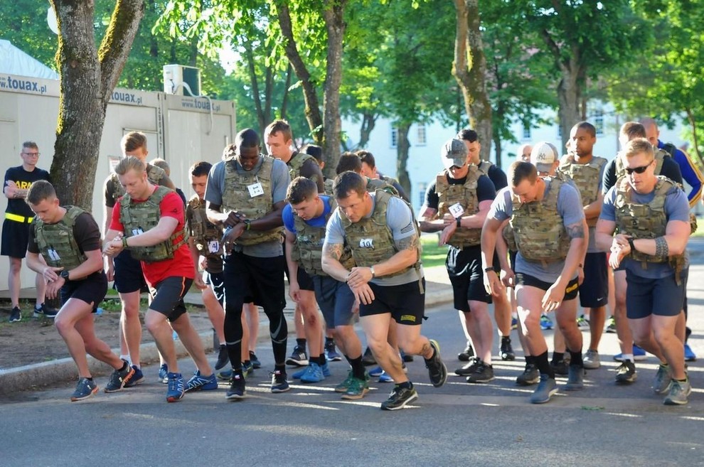 MURPH CHALLENGE Mark se je lotil Murph izziva, ki izgleda tako: 1,6 km teka, 100 dvigov na drogu, 200 sklec …