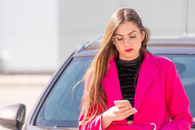 Grenko spoznanje: "Brskala sem po fantovem telefonu, da bi ugotovila, če me vara, toda našla sem nekaj drugega"