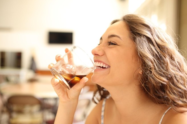 Znanost je potrdila: To je pijača, ki vas najhitreje postara (zagotovo je vaša zvesta spremljevalka)