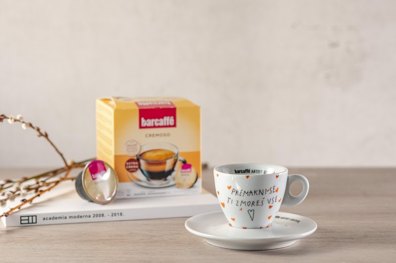 NOVO pri Barcaffè:  Umetnika Sandro in Lunar s skodelicami za kavo v kapsulah (foto: promocijska fotografija)