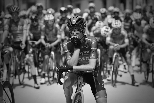 Svet kolesarstva v šoku: za posledicami hudega padca umrl moštveni kolega dveh Slovencev