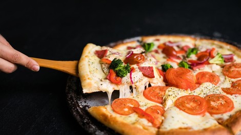 Slastna pizza iz brokolijevega testa, ki se bo kar topila v vaših ustih (RECEPT)