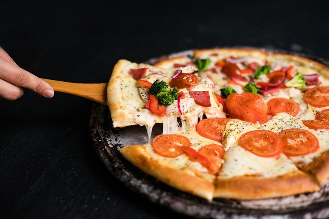 Slastna pizza iz brokolijevega testa, ki se bo kar topila v vaših ustih (RECEPT)