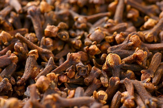 Kako s klinčki znižati krvni tlak? Odkrijte recept znanega zeliščarja, ki se prenaša iz roda v rod