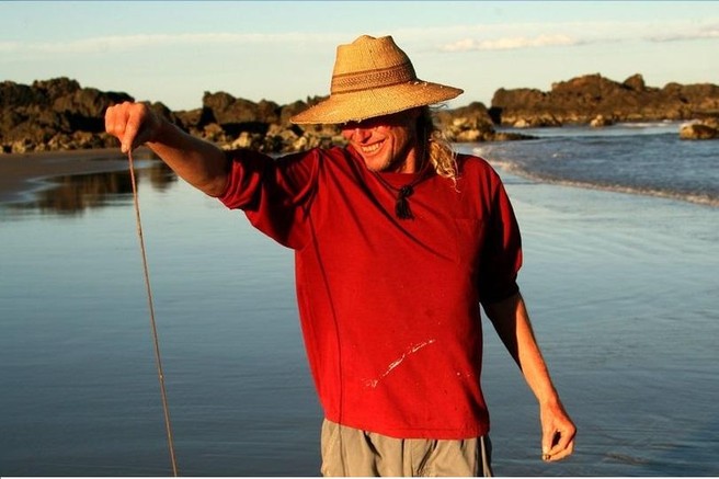 Moški je iz mivke na plaži potegnil srhljivo bitje (VIDEO)