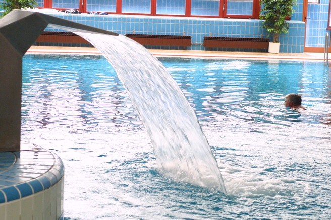 Če se v vročih dneh radi hladite v bazenu, morate upoštevati osnovna pravila (poglejte, kaj vse je prepovedano)