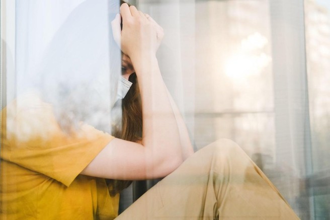 Šokantne posledice pandemije covida-19: vse več motenj hranjenja in samopoškodovanja pri mladih dekletih