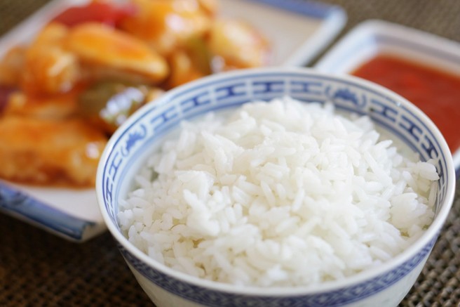 Riž bi pred kuhanjem morali vedno oprati, vendar iz drugega razloga, kot si mislite!