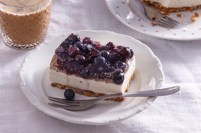 Osvežilna poletna zdrava sladica: borovničeve "cheesecake" kocke