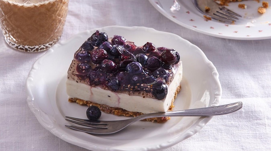 Osvežilna poletna zdrava sladica: borovničeve "cheesecake" kocke (foto: Profimedia)