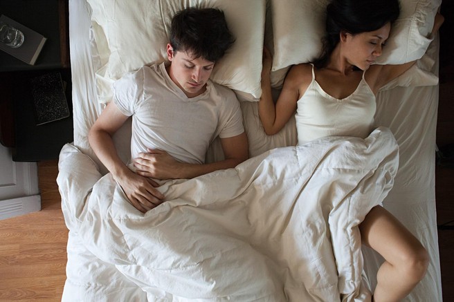 Vam je ponoči vedno vroče? Tako se boste bolje naspali (svetuje strokovnjak za spanje)