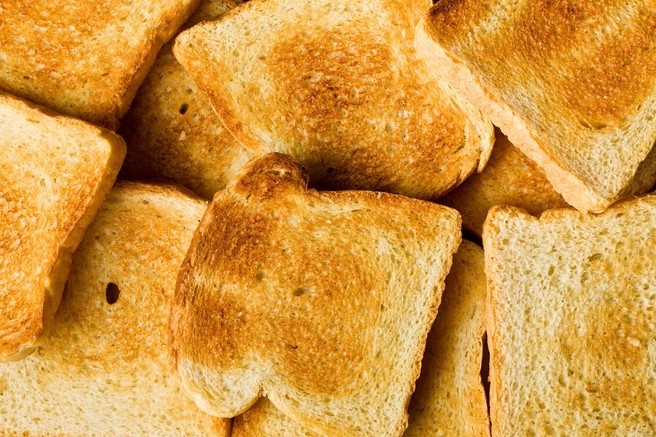 Prehranska strokovnjakinja pojasnjuje: ali bolj popečen toast tudi redi bolj, kakor manj zapečen?