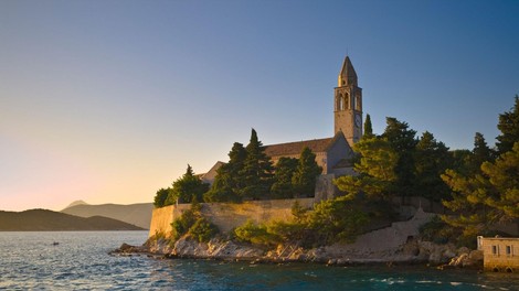 Tega otoka na Hrvaškem še niste obiskali: ni avtomobilov in turistov, na njem se skriva čudovita rajska plaža!