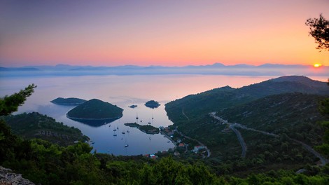 Za vse, ki želite dopust preživeti v naravi: to je najbolj zelen otok na Jadranu (mir in tišina, malo turistov in veliko sprehajalnih poti!)