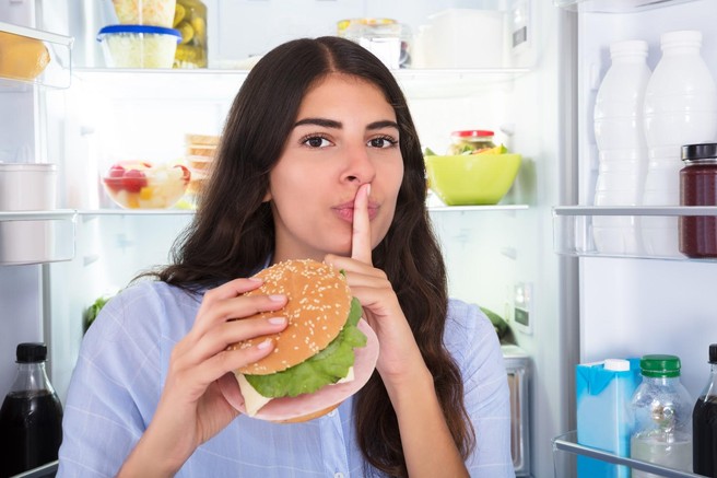 To so navade, ki jih ne smete početi po 17h, če želite shujšati (to ni večerni post, rešitev se namreč skriva drugje)