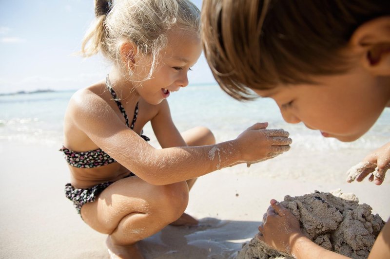 Starši, bodite previdni: tako morate poskrbeti za varnost otrok na plaži! (foto: profimedia)