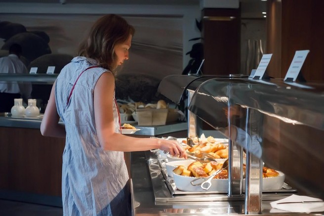 Nevarnosti hotelskega zajtrka: 5 živil, ki se jim raje izognite