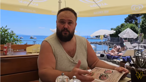 Ali so letos na Hrvaškem cene res tako visoke? Srbski youtuber pravi: 'Malo je dražje, ampak je prelepo!' (VIDEO)