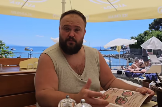 Ali so letos na Hrvaškem cene res tako visoke? Srbski youtuber pravi: 'Malo je dražje, ampak je prelepo!' (VIDEO)