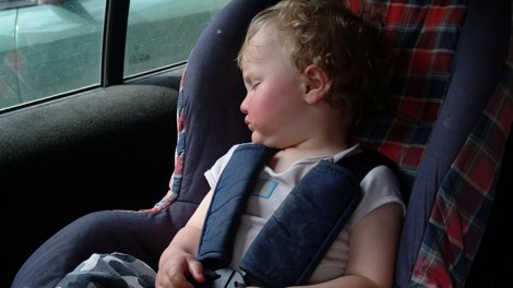 Kaj se zgodi, če otroka poleti pustite v vročem avtu?