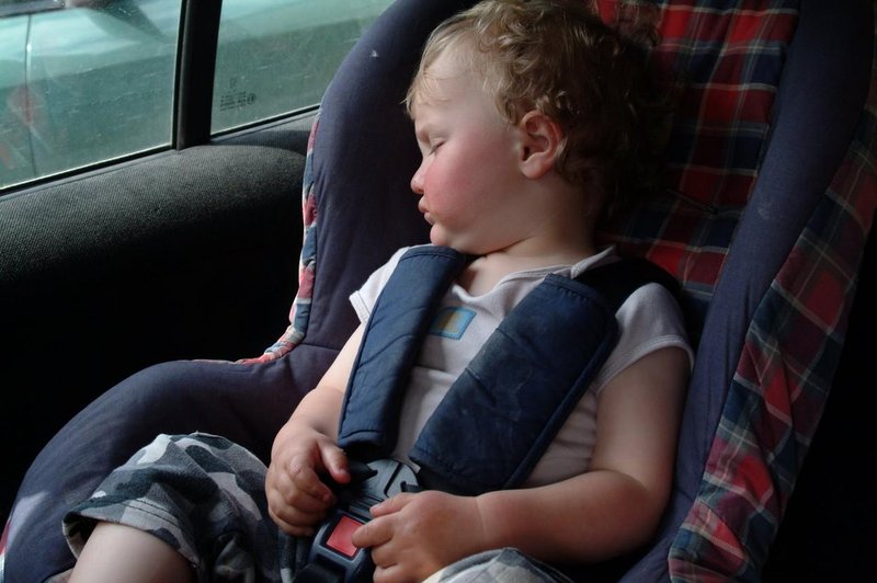 Kaj se zgodi, če otroka poleti pustite v vročem avtu? (foto: Profimedia)