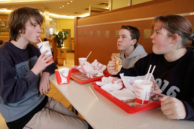 Še zdaleč ni nedolžno: TO se dogaja z vašim telesom, če si enkrat tedensko privoščite hitro hrano