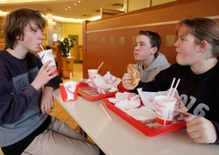 Še zdaleč ni nedolžno: TO se dogaja z vašim telesom, če si enkrat tedensko privoščite hitro hrano