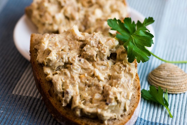 Odpoklic živila: zaradi vsebnosti nevarne bakterije se iz polic umika TA priljubljen namaz