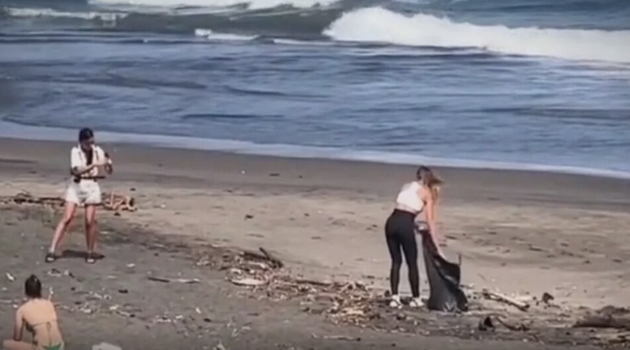 Nagnusno obnašanje na plaži: Vplivnico posneli od blizu, njeno dejanje je razjezilo mnoge (foto: TikTok Posnetek zaslona)