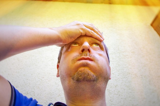 Moški se ob vročini slabo počuti.