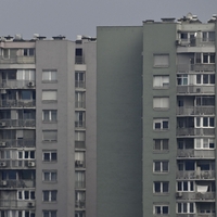 Stanovalci ljubljanskega naselja živijo v strahu: "Vstopajo v bloke, nadlegujejo stanovalce ob izhodu ..."